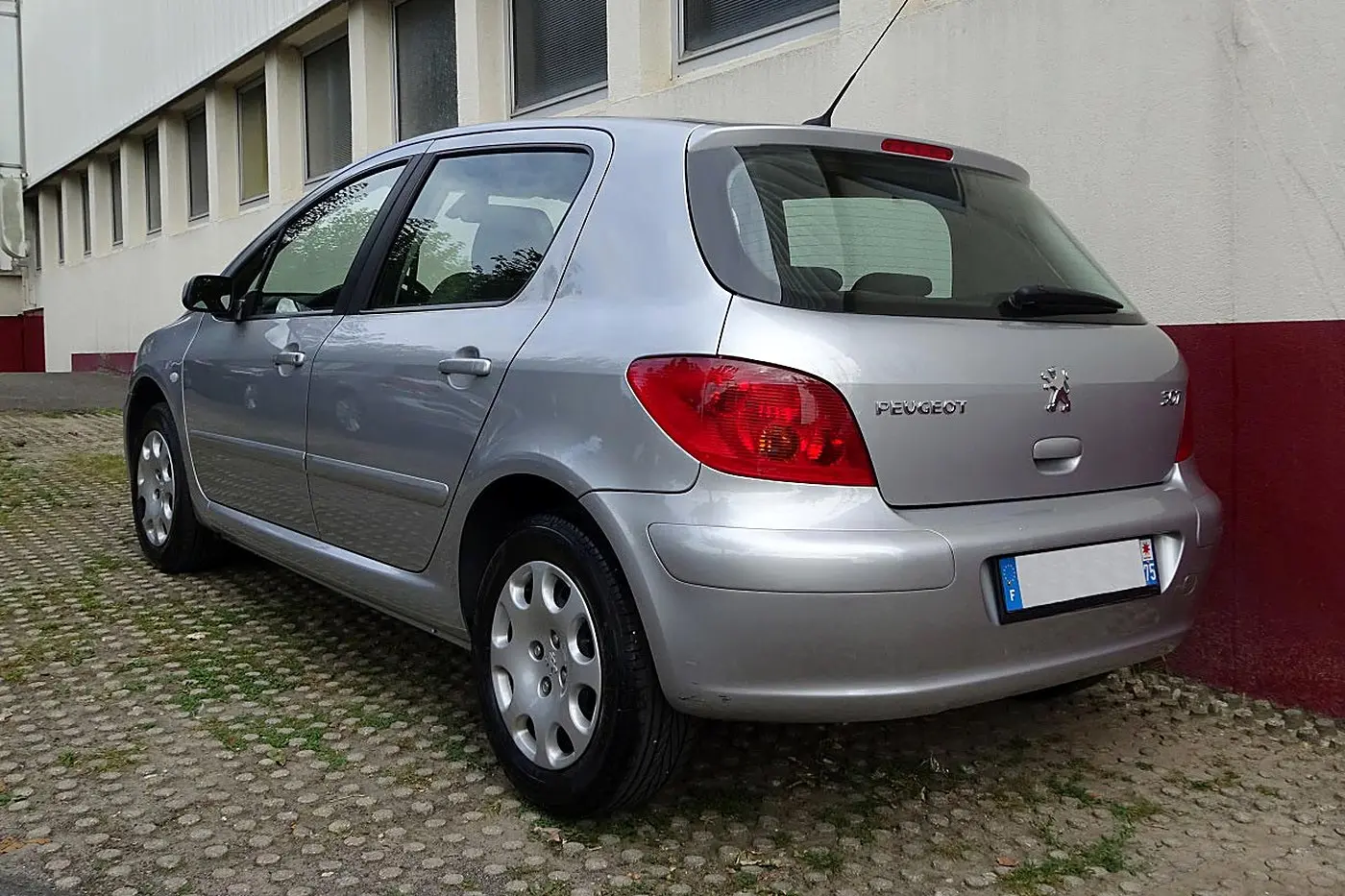 Peugeot 307 gris argent 5 portes de trois quarts arrière