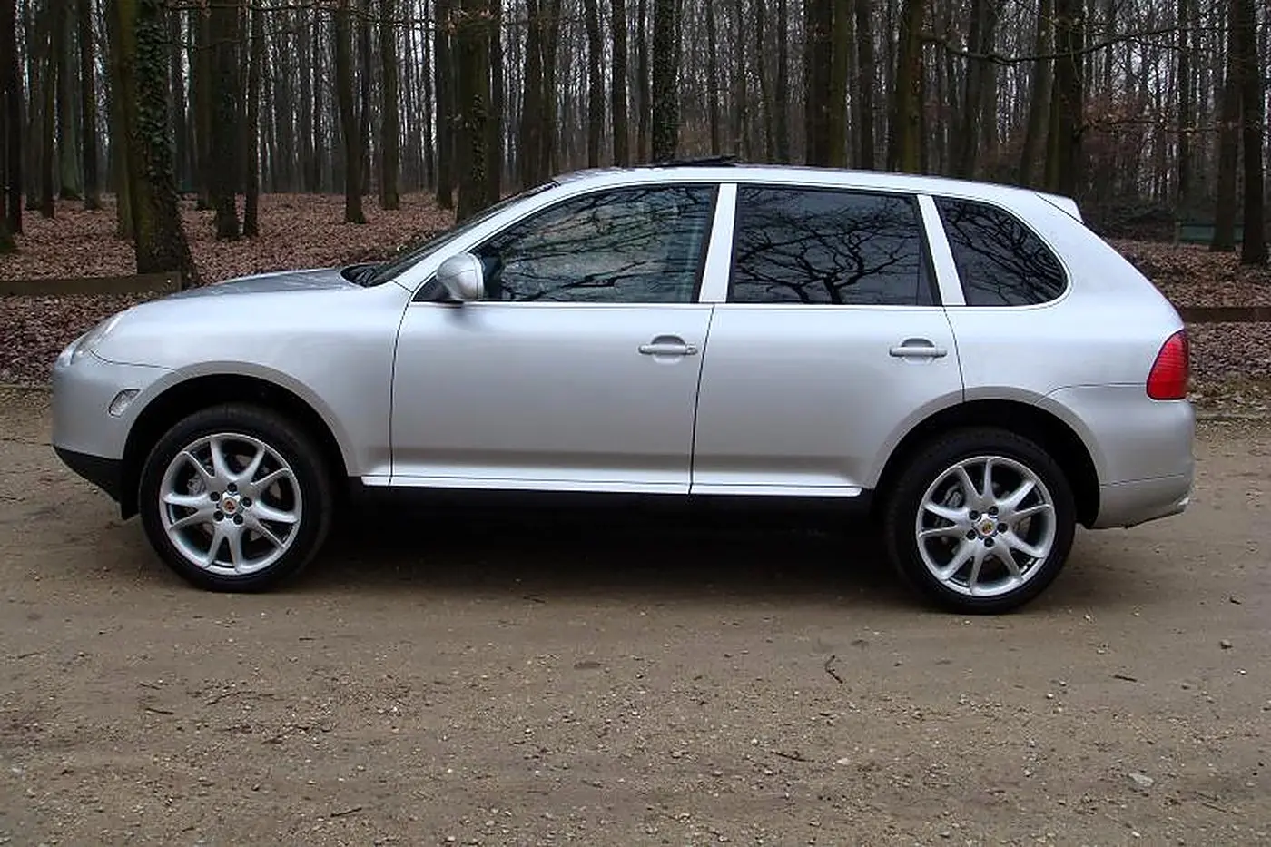 Porsche Cayenne 955 gris argent de profil